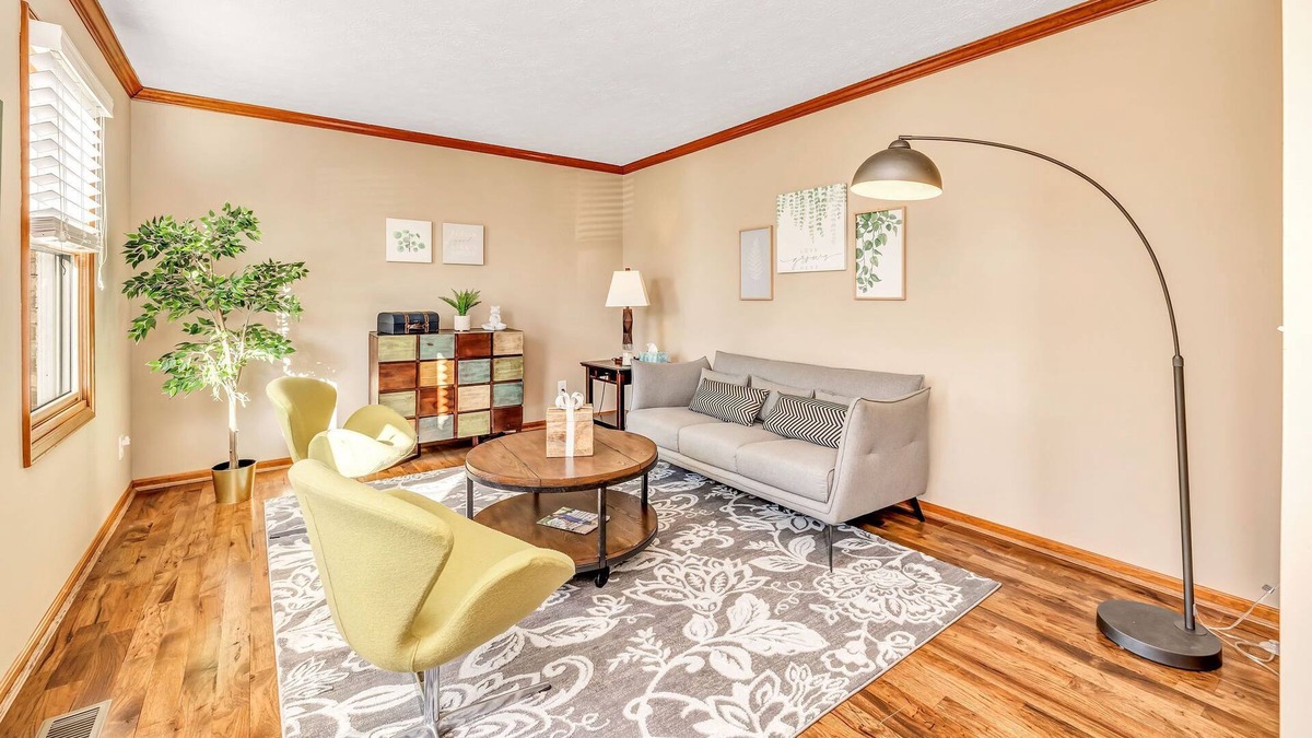 West Chester House | New★ Stylish & Spacious ~ 5★ Location, ♛Royal Beds, | Sleeps 10