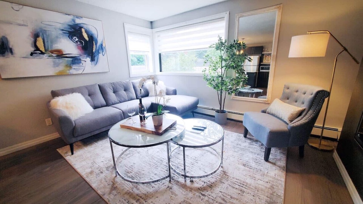 South London Apartment | NEW Stylish Wortley 1BR Suite