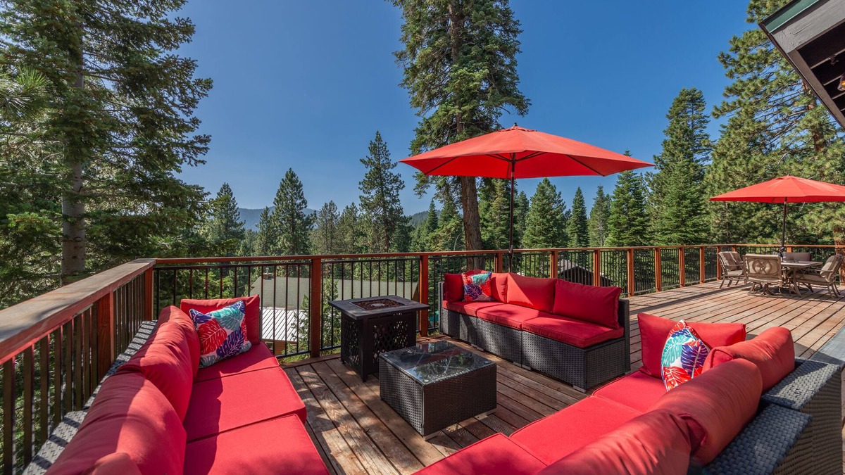 Ponderosa Palisades House | New~Sunrise on the Horizon~Spacious 4 Bedroom Home in Truckee!