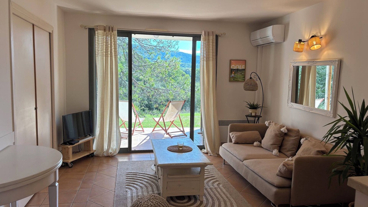 Saumane-de-Vaucluse Condo | (New) Superb apartment in Golf