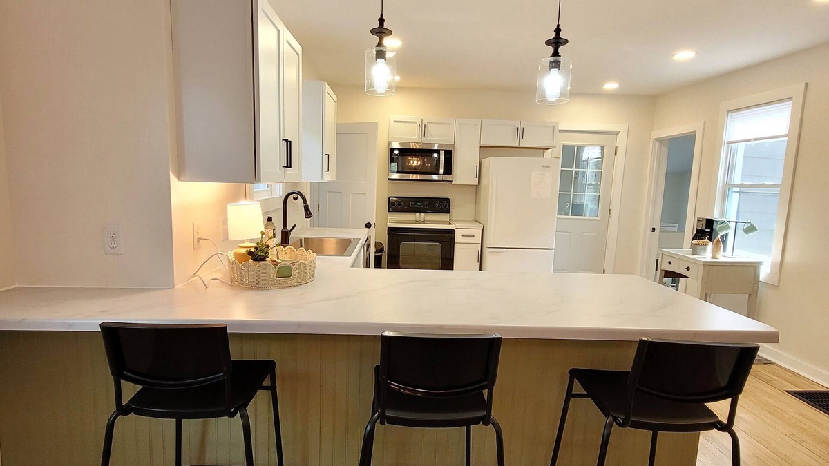 Calumet House | New! Tasteful, fresh 3BR on quiet street in Calumet