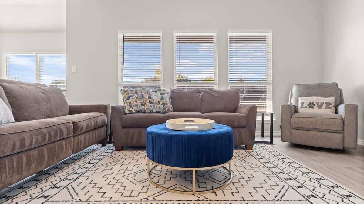 Temple House | New* Temple 6 Bd Home, Safe Neighborhood, 5 Mi to BS&W & UMHB! Insurance Housing