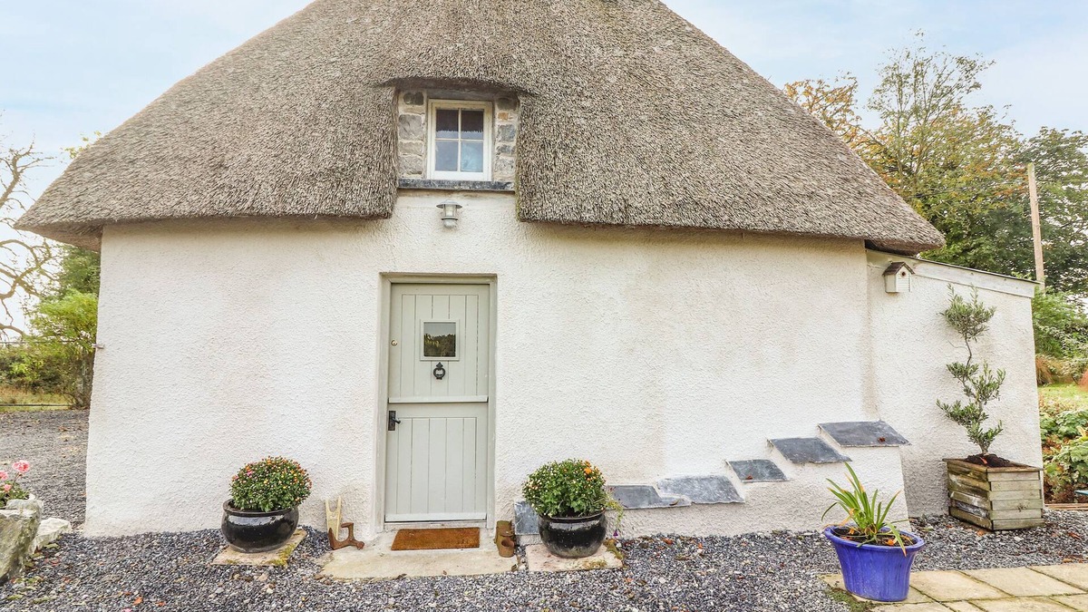 Knocklong Cottage | NEW THATCH FARM, pet friendly in Knocklong, County Limerick
