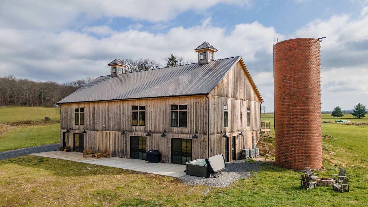 Blakeslee House | New! The Barn @ Silo Farm: Lake Area, Dogs Ok, Fireplace, Fire Pit!