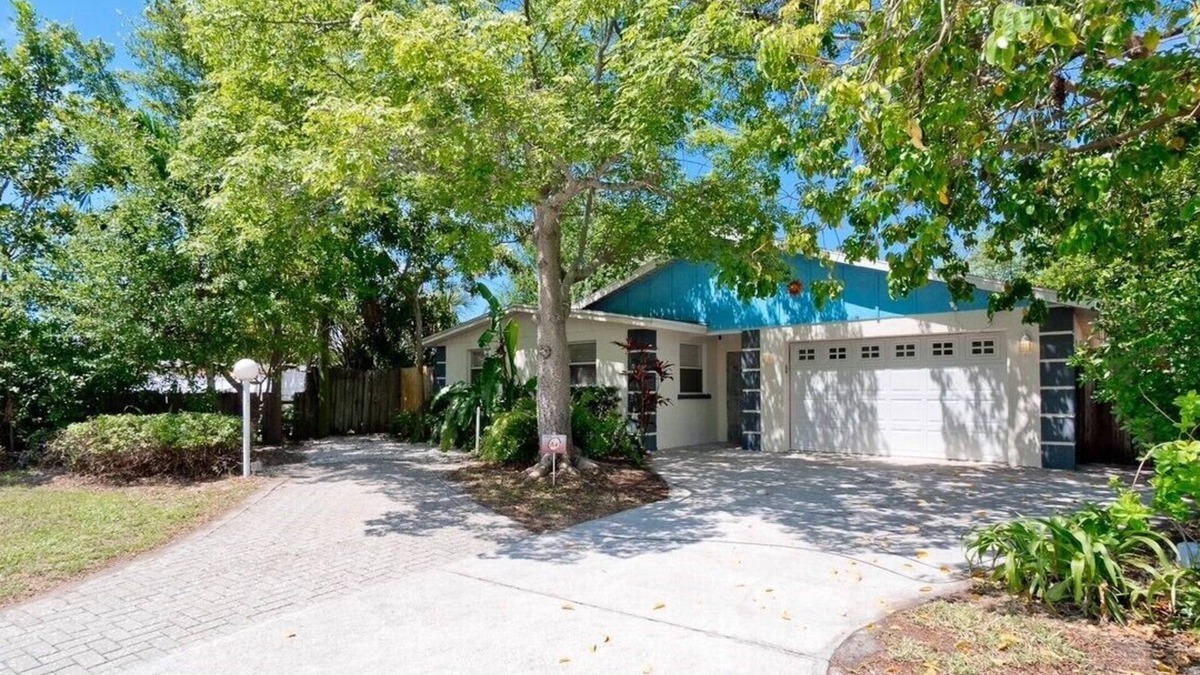 Bayshore Gardens House | New The BLUE HERON 3 bedroom oasis with heated pool