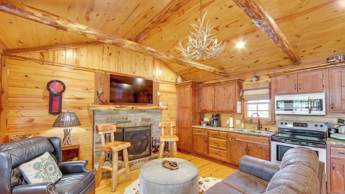 Edom Cabin | NEW ‘The Deer’ Cabin Peaceful Refuge in East Texas