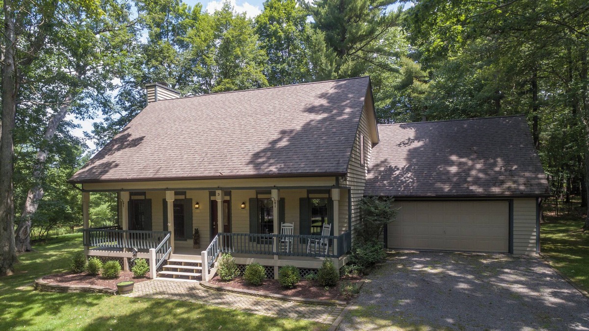 Swanton House | New! The Old Gold and Blue: Lake Area, Hot Tub, Fire Pit!