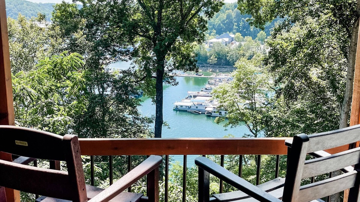Jamestown Cottage | NEW!The Overlook @ Harbor Springs-2 miles from Jtown Marina! Lake Views+Parking