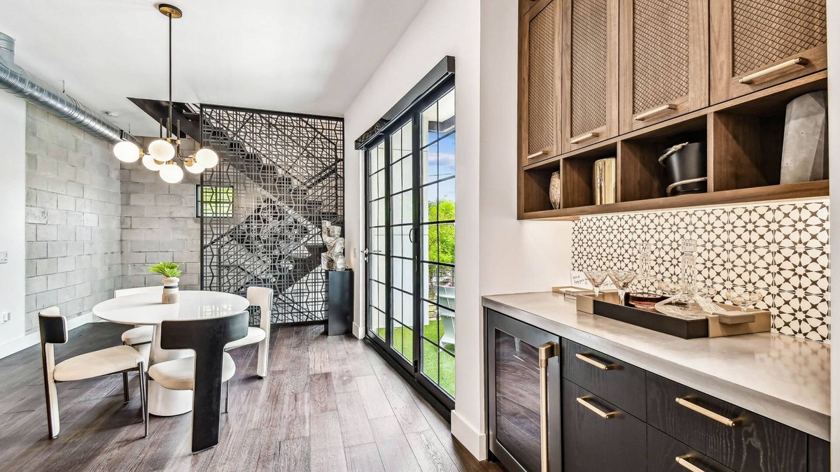 Hyde Park Apartment | NEW The Strata Barn - Luxury Hyde Park Townhome