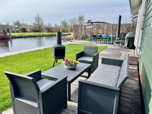 Baambrugse Zuwe Ski Chalet | NEW - The Surf Shack - on a lake near Amsterdam!