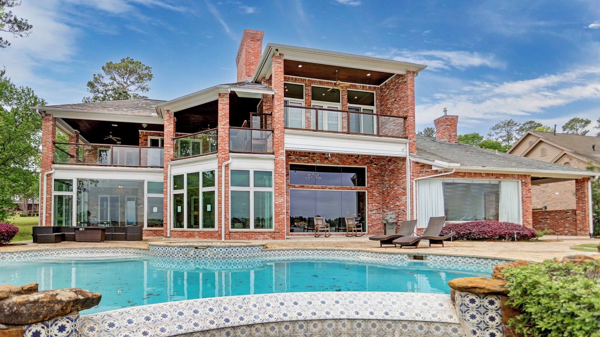 Montgomery Villa | NEW! The Sweet Breeze: Lakefront Luxury for 20 Guests!