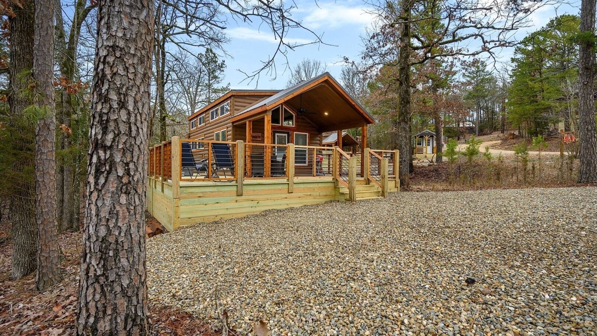 Broken Bow Cabin | NEW Tiny Home NEXT TO STATE PARK Pets/HotTub/Loft