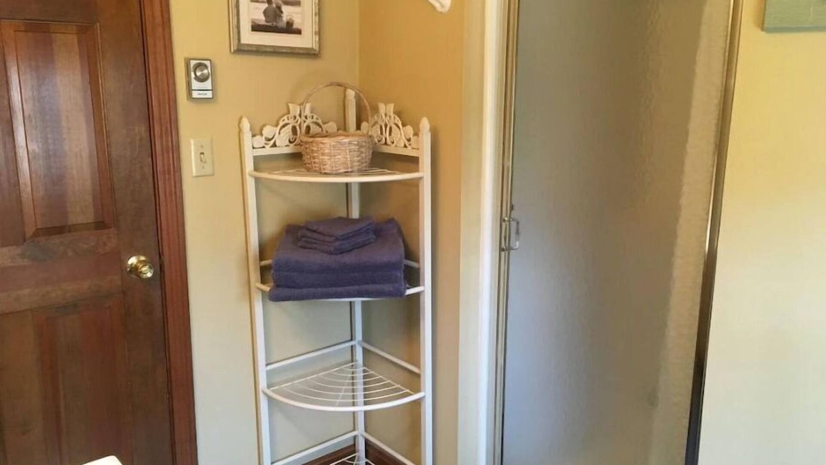 Eastham House | New to Home Away & VRBO! Comfortable Home Close to Nauset Light Beach