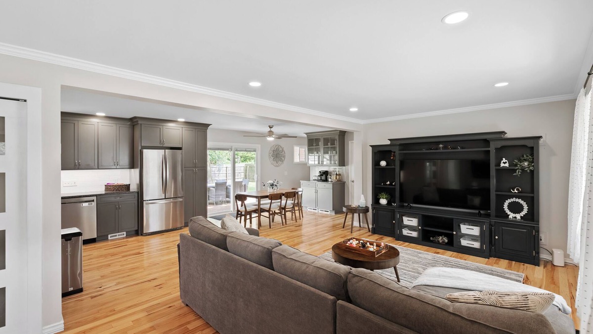 St. Clair House | NEW TO VRBO-3 bed 2 bath home with private yard in St Clair-close to everything!
