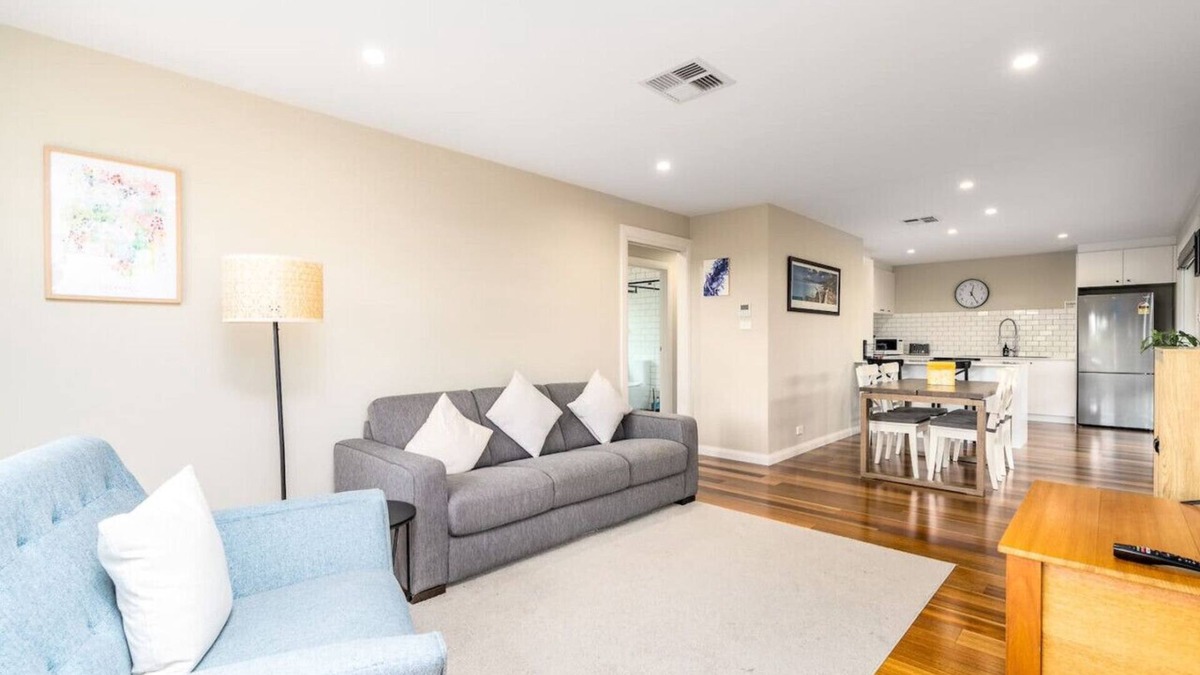 Chifley House | New to VRBO: Comfy and Modern House w/Outdoor Dining & WiFi