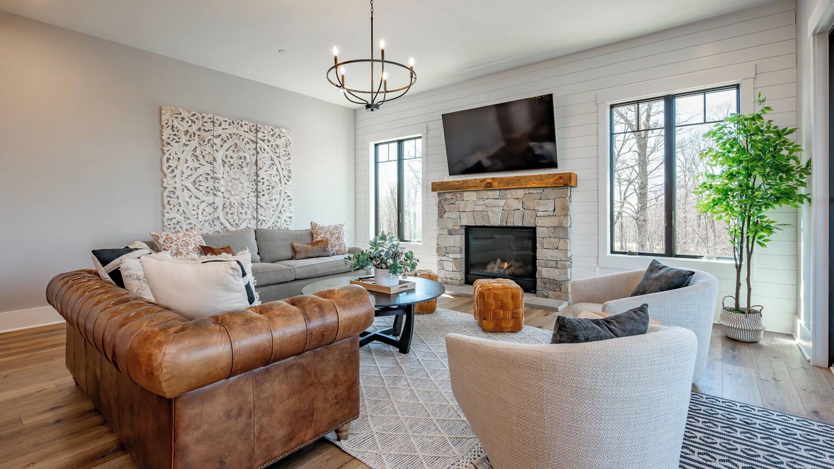 McHenry House | New! Top of the Rock: A/C, Fireplace, Hot Tub, Fire Pit!