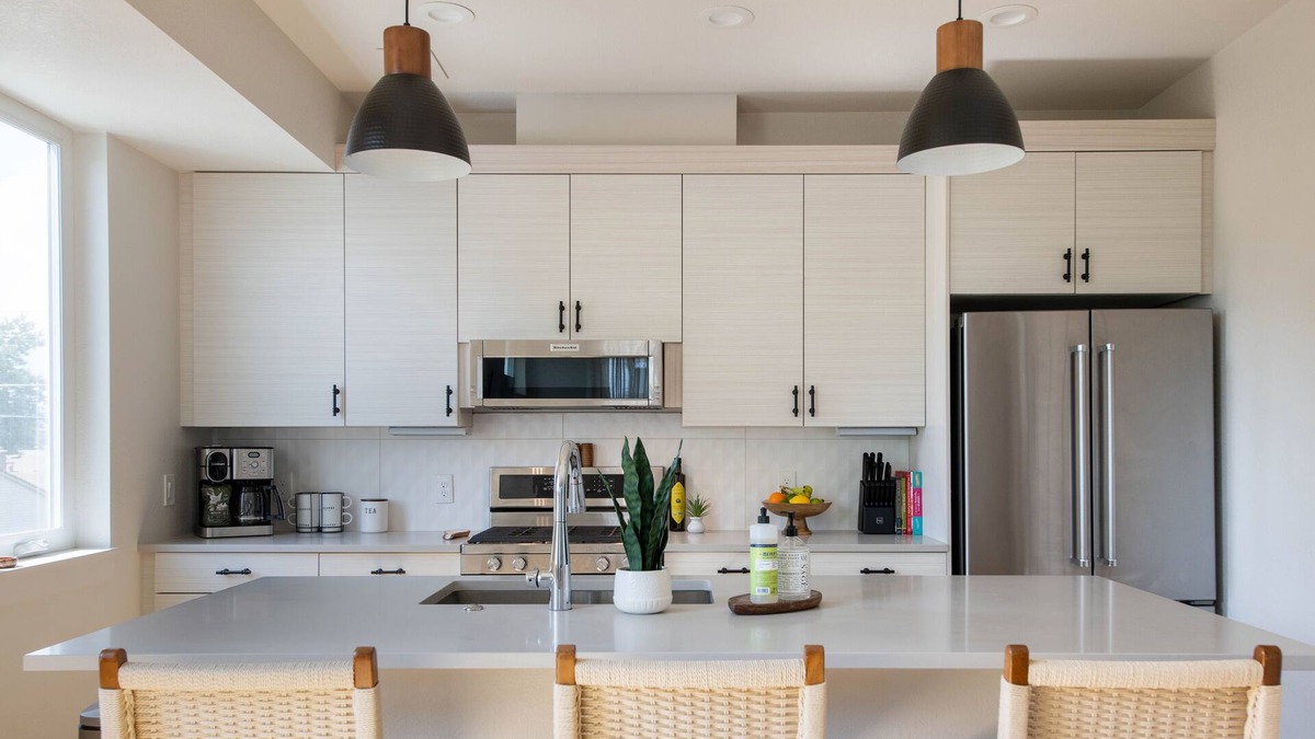 Goldsmith House | New townhome with private rooftop deck and beautiful Mountain Views, 5 min to DU