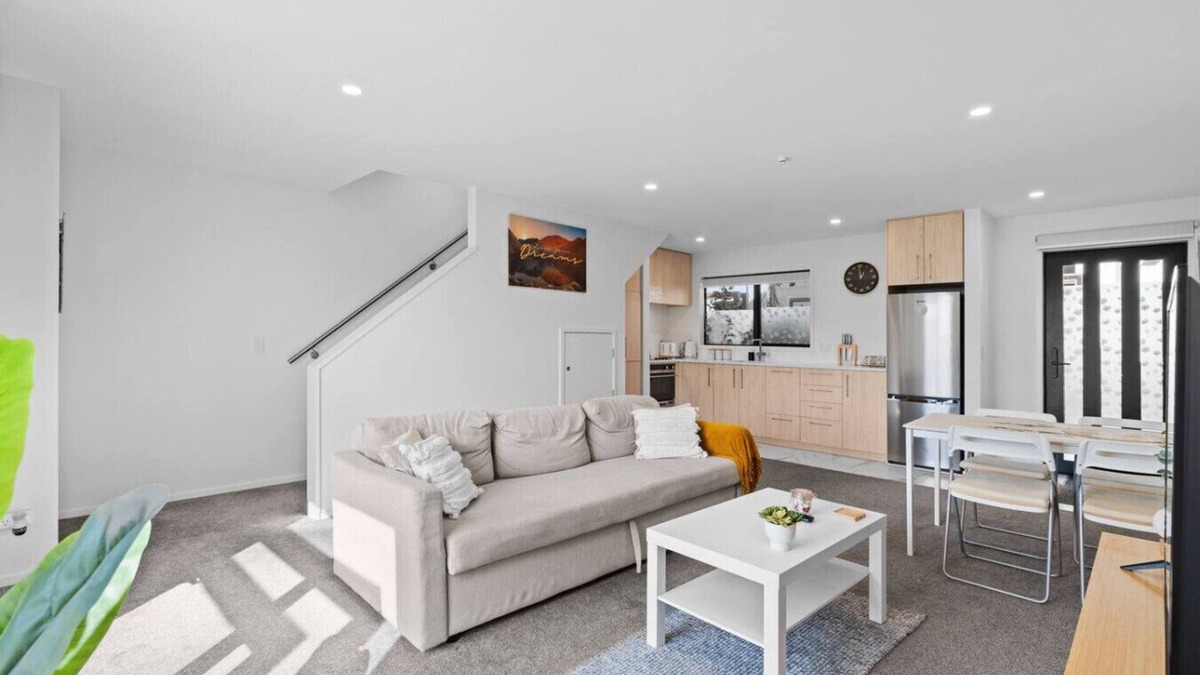 Addington House | New Townhouse in private complex with EV charger