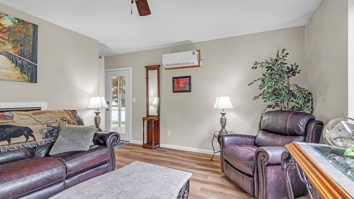 Enumclaw House | NEW! Treehaven Barn 3-Bedroom Farmhouse - Pets Allowed