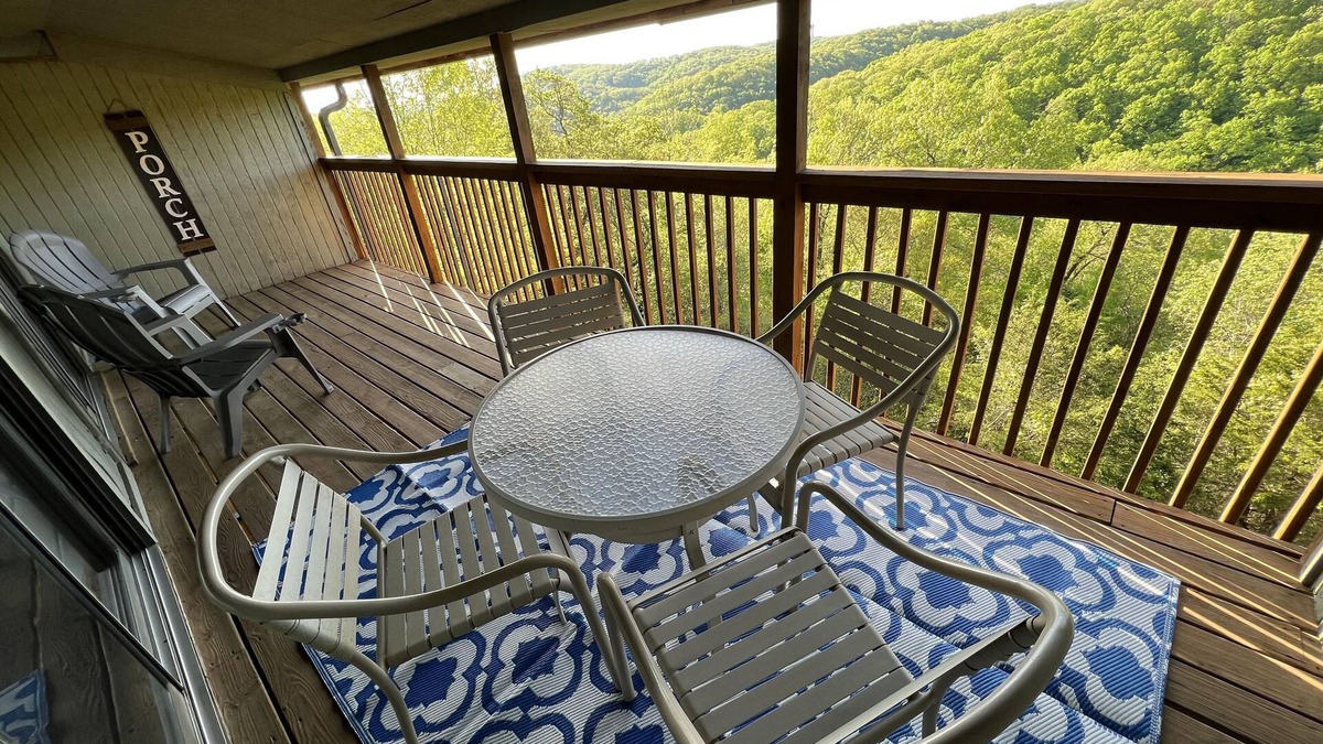 Notch Estates Condo | New! Treetop Retreat: 1 Mile from Silver Dollar City