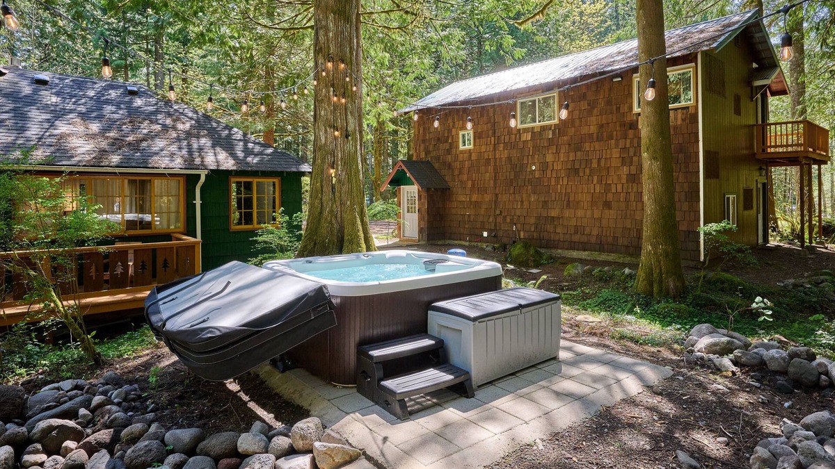 Rhododendron Cabin | NEW - Two Cabins One Epic Getaway! Hot Tub, 9 beds/Fast Wifi/AC/2 Kitchens