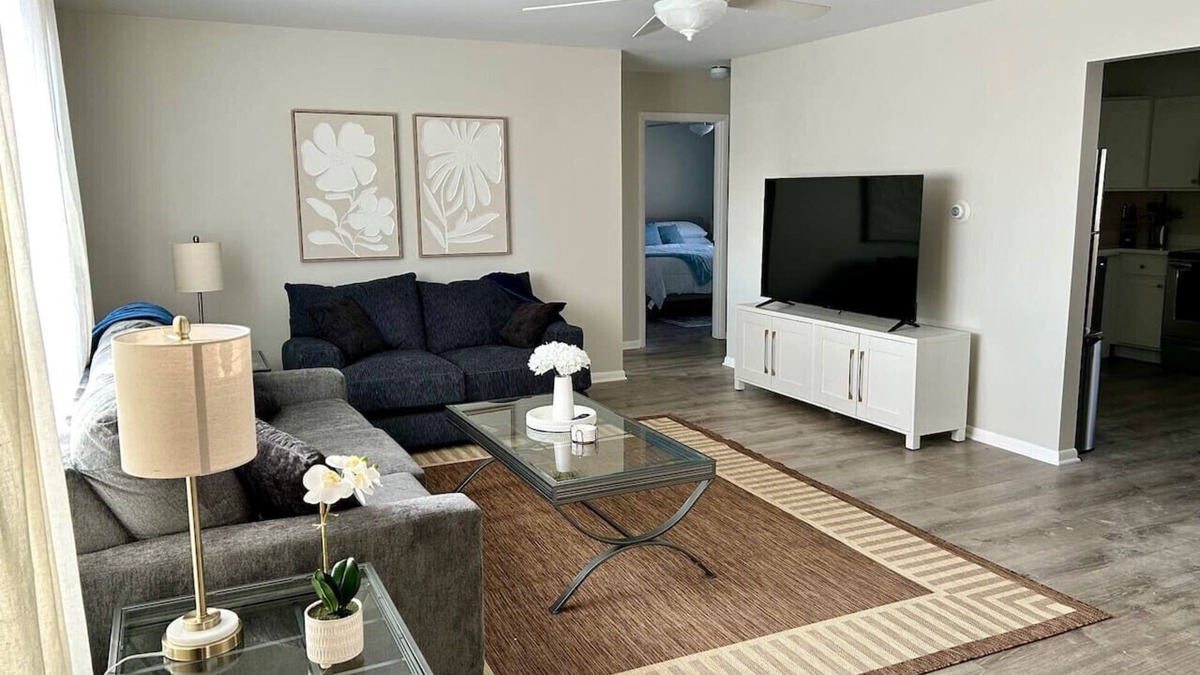 Libertyville Apartment | New updated Apt 1/2 Mile to Downtown Libertyville!