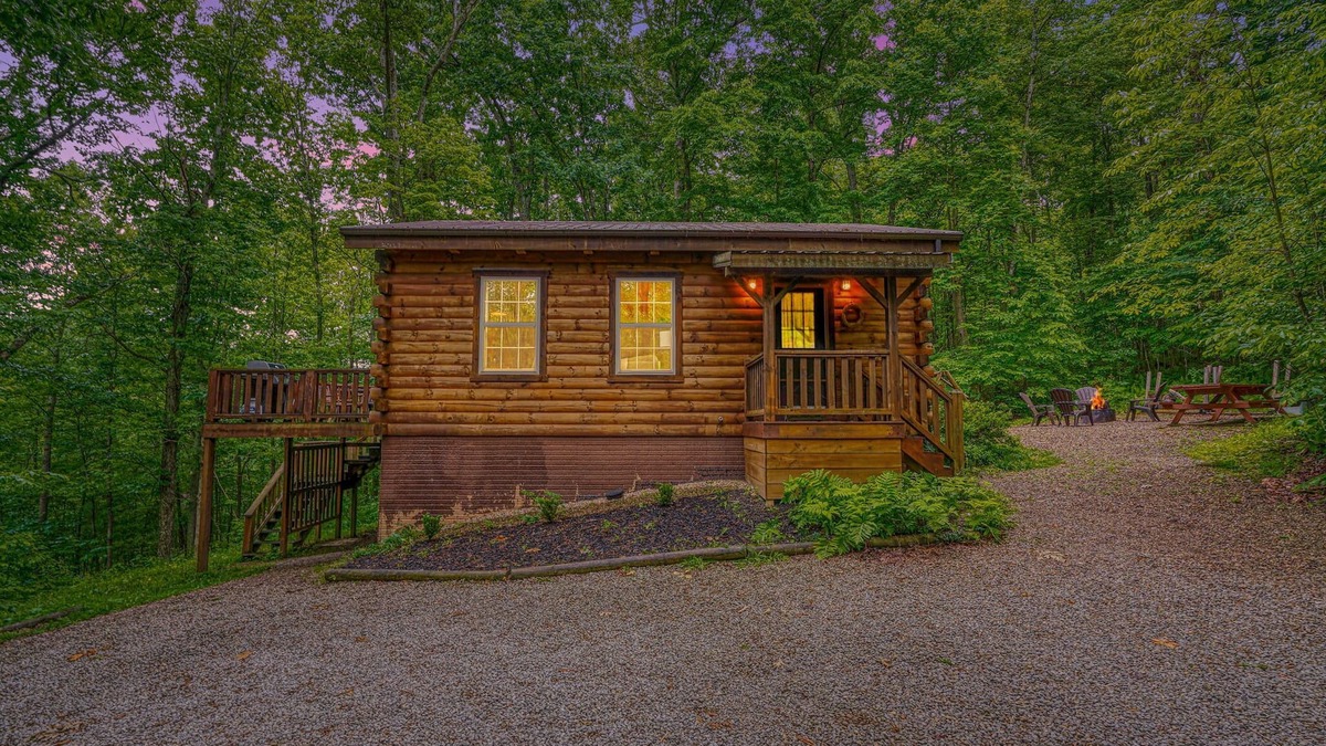 Creola Cabin | New+ Updated. Hot Tub. Near Trails. Game Room. Firepit. Secluded 8 acres