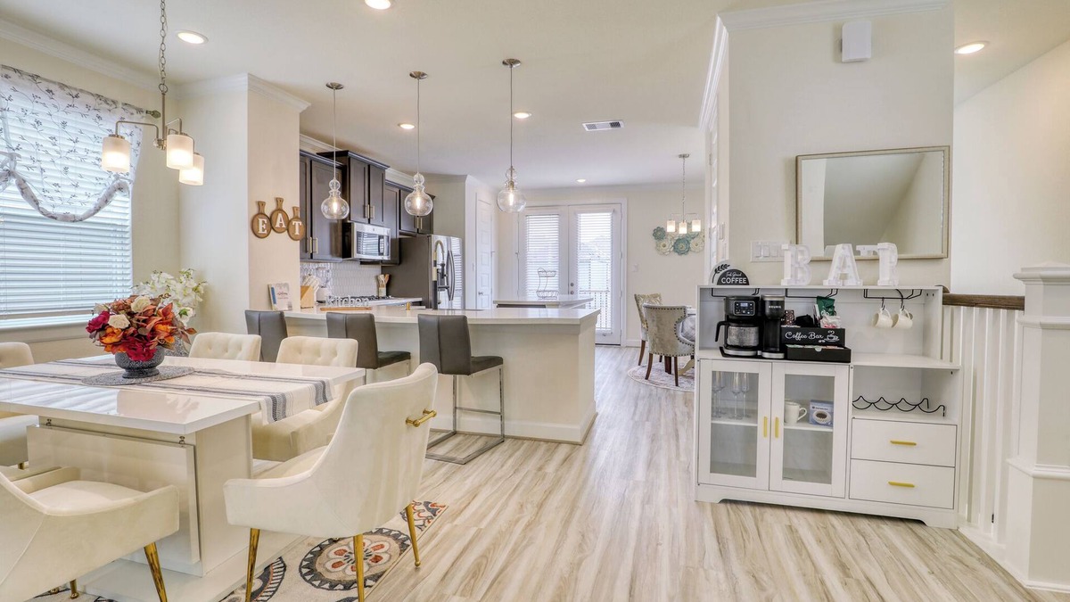 Southeast Houston House | New! Upscale Gateway, 15 min to NRG stadium , Downtown Houston and Med center.