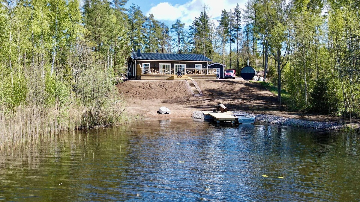Hultsfred House | New vacation home in Småland directly on the lake with boat, sauna, wooden hot tub and much more.