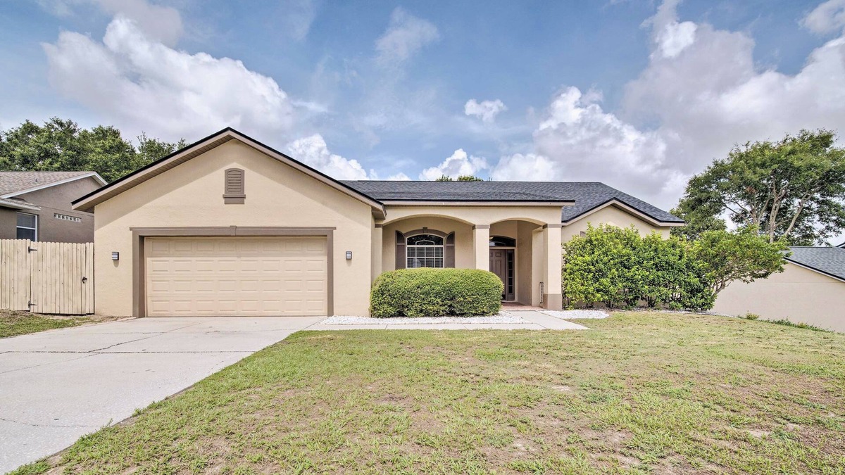 Minneola House | New! Vacation Home ~LED Hot Tub~ Paved Fireplace