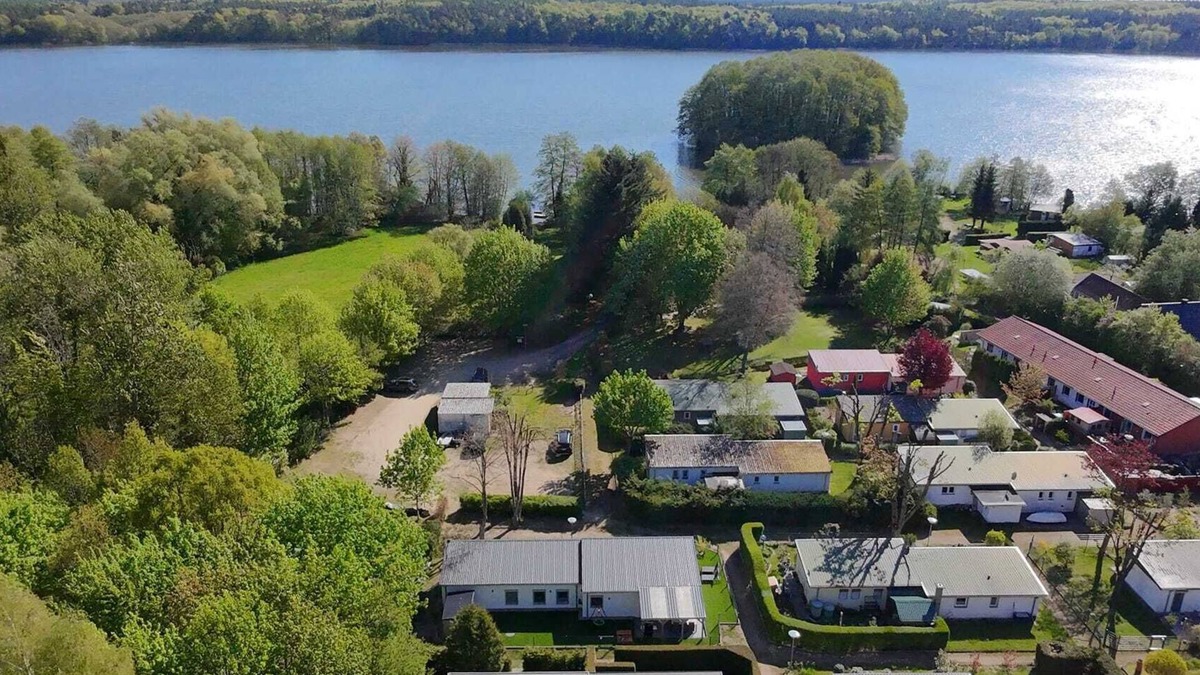 Muritz House | New vacation home with boat on the lake - your modern dog-friendly retreat