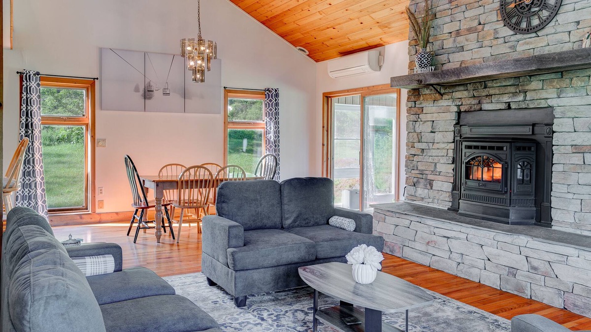 East Haven Rutland County Cabin | NEW!! VERMONT GETAWAY| PET FRIENDLY | KILLINGTON RESORT in 20 min | A/C