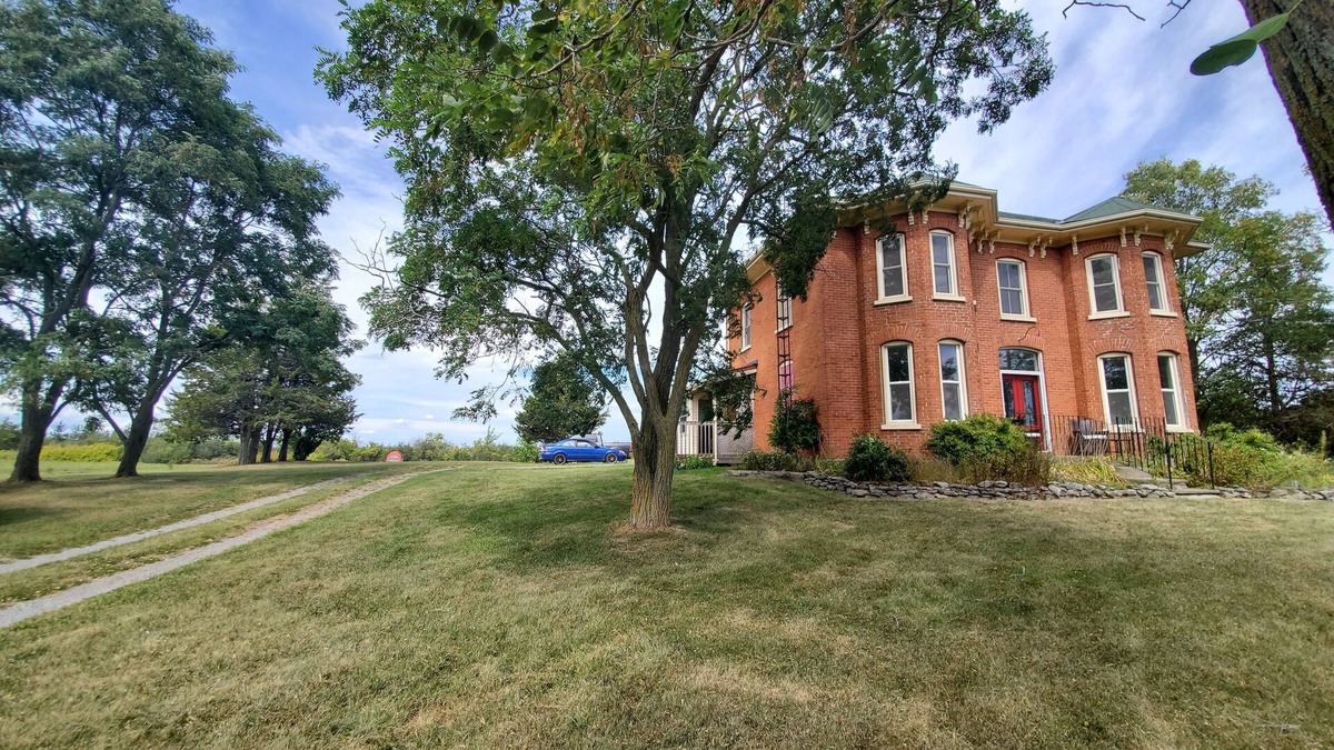 Prince Edward House | NEW - Victorian Italianate offering top Amenities