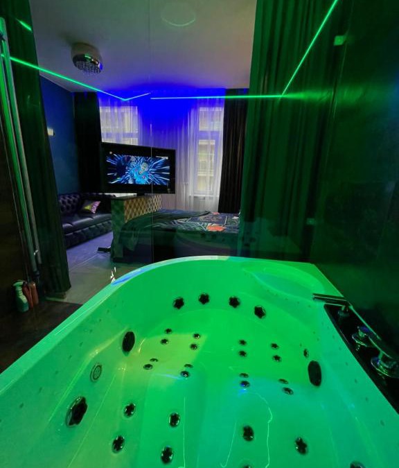 Kielce Apartment | NEW VIP GOLD GLASS JACUZZI & SAUNA -Balkon ,Rynek Kielce -Garaż Wejście klamka kod