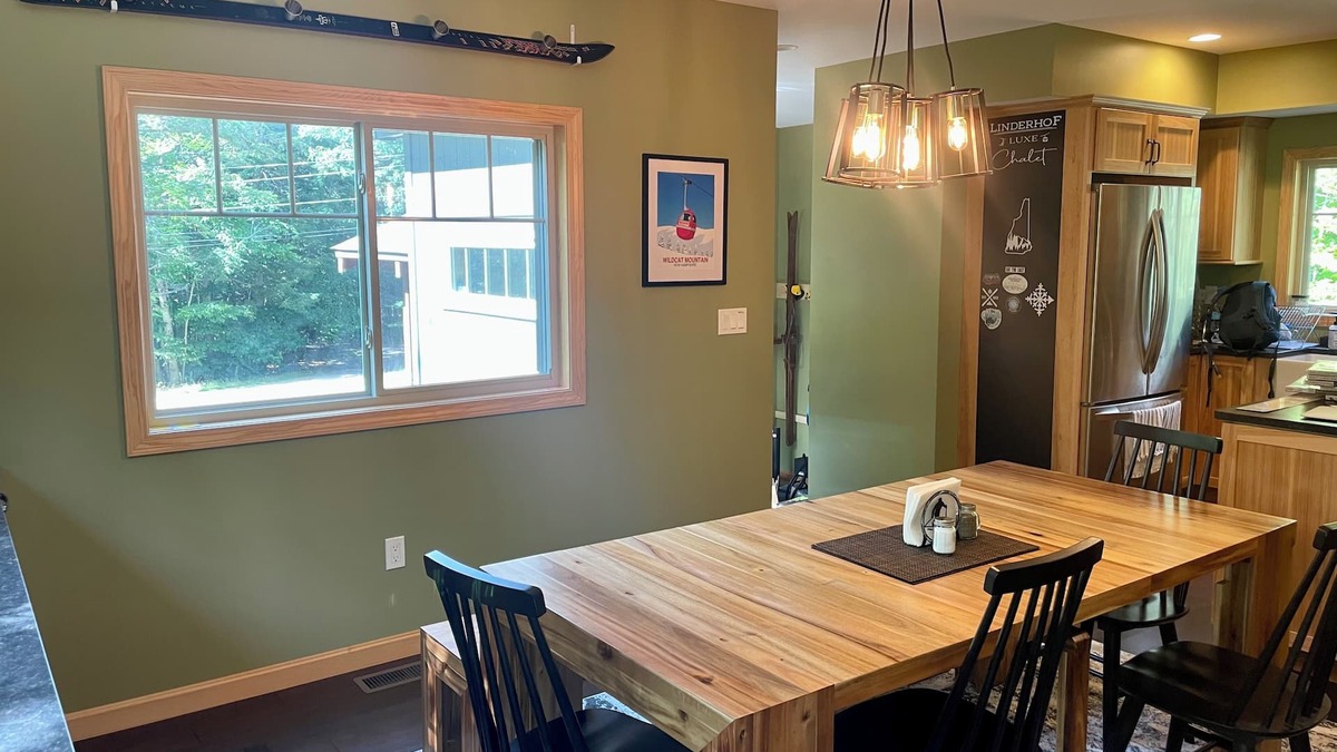 Jackson Ski Chalet | New w/3 kingbeds, AC, hot tub- 1 min to Storyland