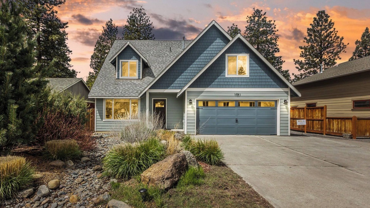 Southern Crossing House | New! Walk to Old Mill/River ~ Fire pit ~ Bikes ~ Bonus Area ~ Dog Friendly