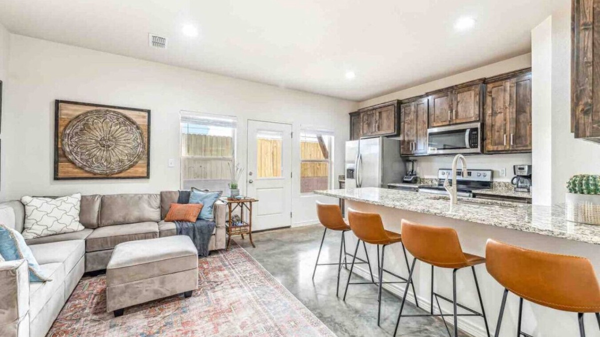Stephenville House | New-Walk to Tarleton-2 King Beds