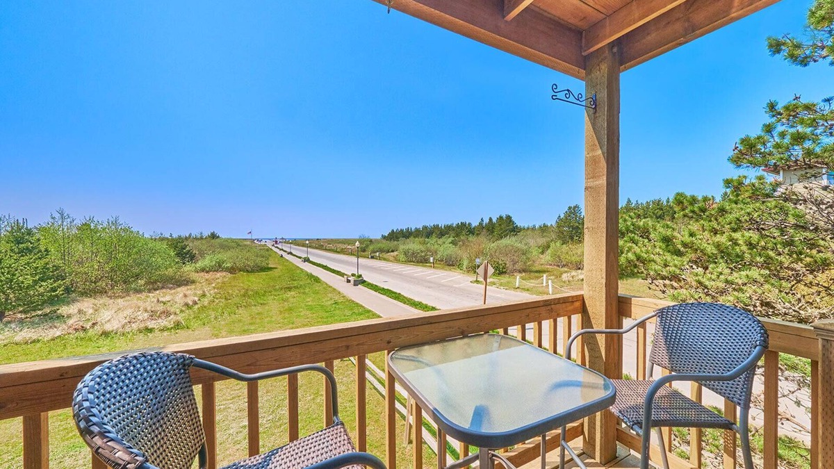 Long Beach Apartment | NEW! Walk to town and beach, Balcony, Romantic, (Sandpiper Approach)