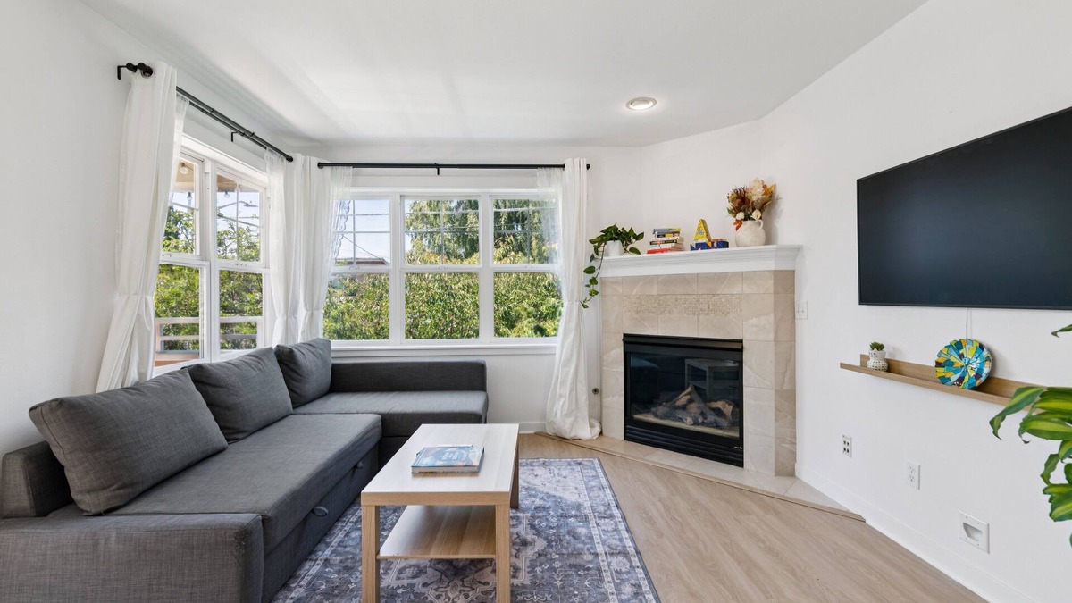 East Queen Anne Condo | NEW! Walkable Seattle Gem Close To Everything