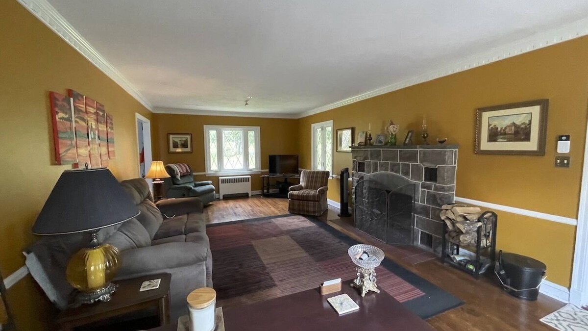 Mount Pocono Cottage | NEW~Warm, Modern 3BR Lodge/Cabin w/Wood-Burn Fireplace