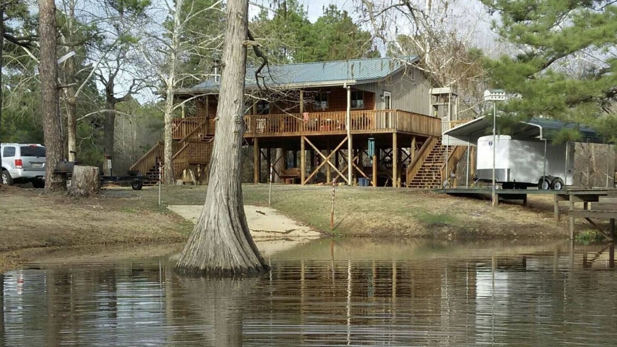 Vivian Cabin | NEW WATER FRONT cabin on North Caddo Lake- private boat launch, dock, much more!