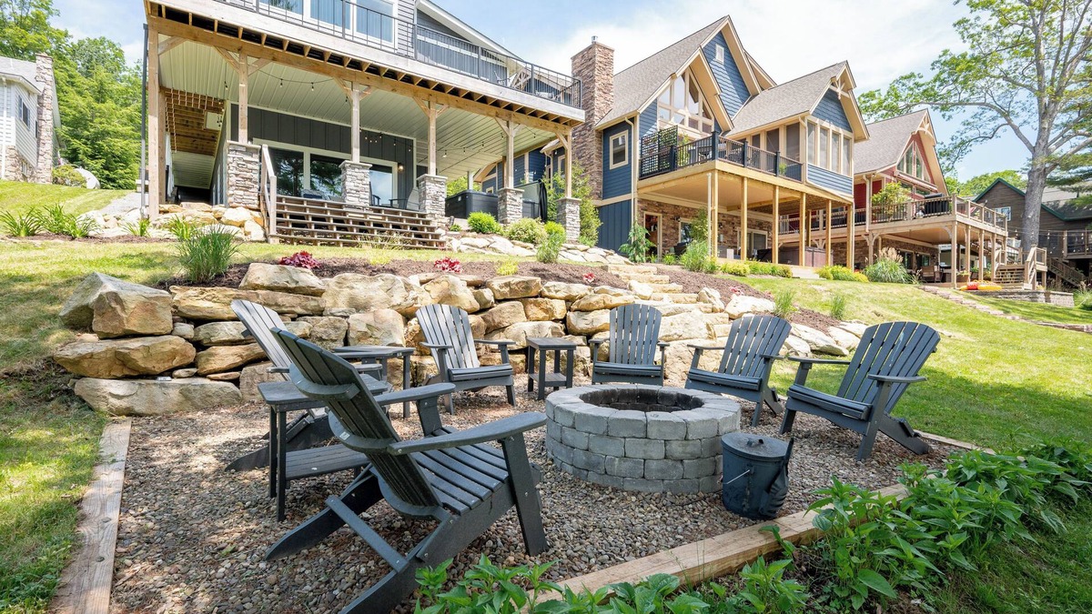 McHenry House | New! Water's Edge Oaks: Lakefront, Dock Slip, Fireplace, Hot Tub!