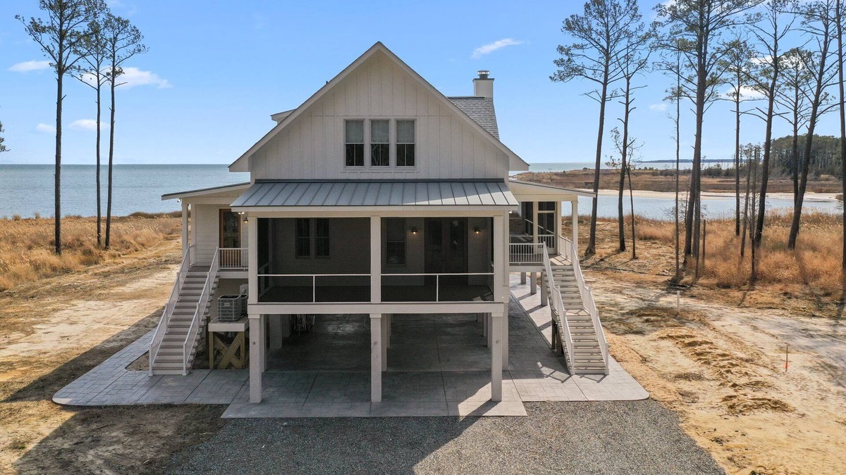 Kilmarnock House | NEW Waterfront Cottage in pleasant Kilmarnock with Views of Bay and Sandy Beach