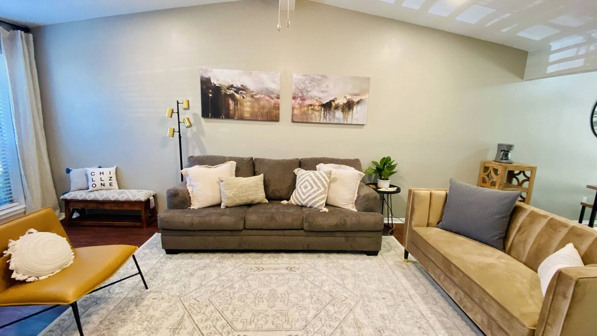 Tyler House | *New* Welcome to the Cheerful 2 Bedroom Duplex