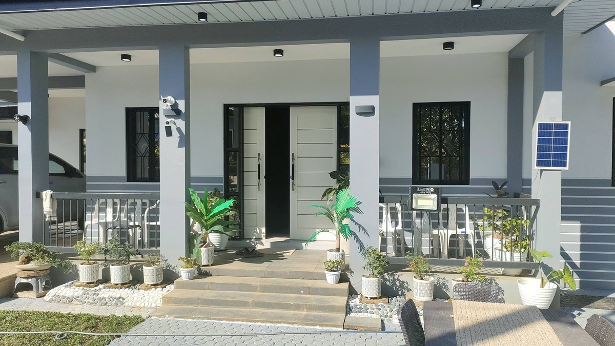 Alfonso House | New white and gray BIG house located in a nice quiet community.