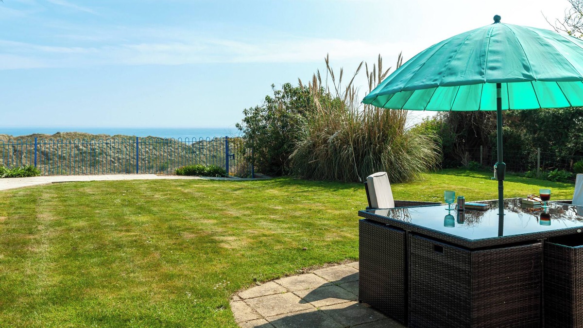 Winterton-on-Sea House | *NEW* White Horses, front-line Sea Views. Pet-Friendly. Walk to the Beach & Pub!