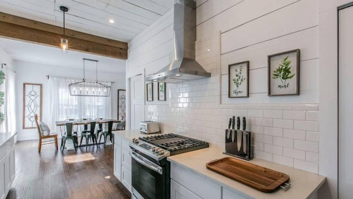 Austin Ave. House | New White On Columbus Family Gathering Place