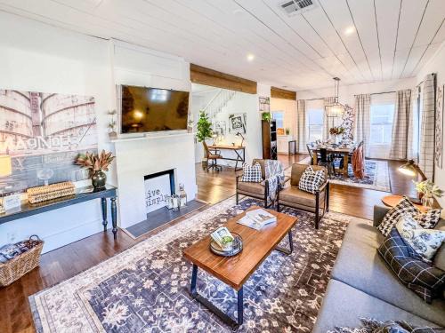 Austin Ave. House | New White On Columbus Family Gathering Place
