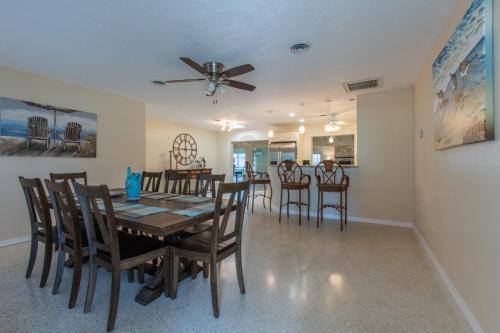 Gulf Gate Estates House | New York Avenue Rancher