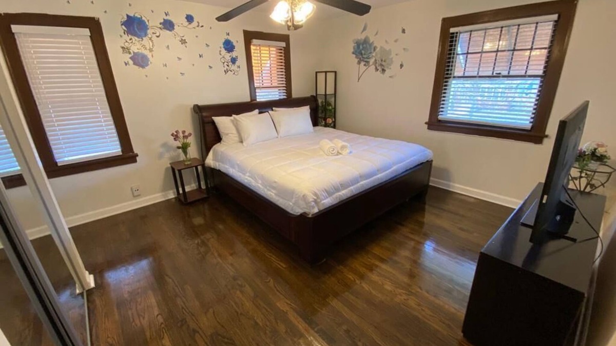 North Chicago House | New Your Home Away From Home! - Near Great Lakes Naval Base!